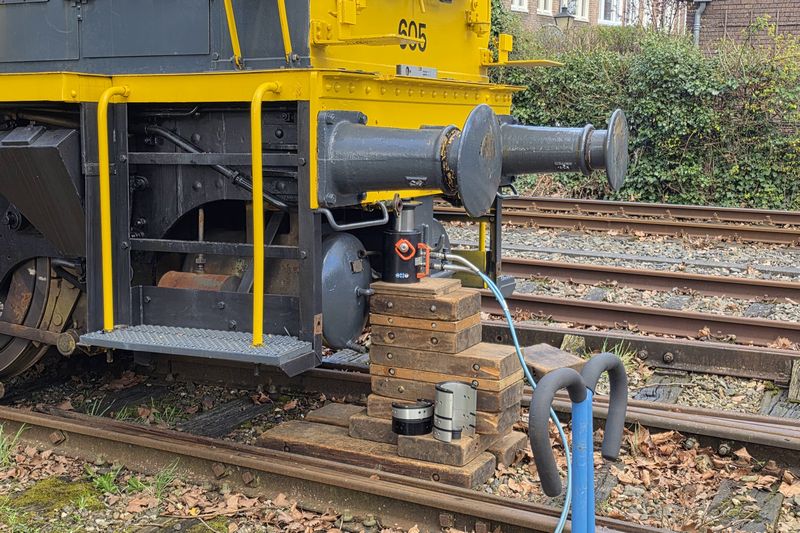 Museumlocomotief 605 van het Spoorwegmuseum herspoord door Incidentenbestrijders van ProRail